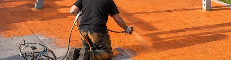 Renowacja nawierzchni gumowej przy użyciu urządzenia do natrysku